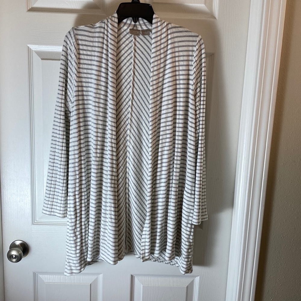 Chico’s Zenergy Plush Chevron Stripe Cardigan Sweater Size 8/10 Heather Grey